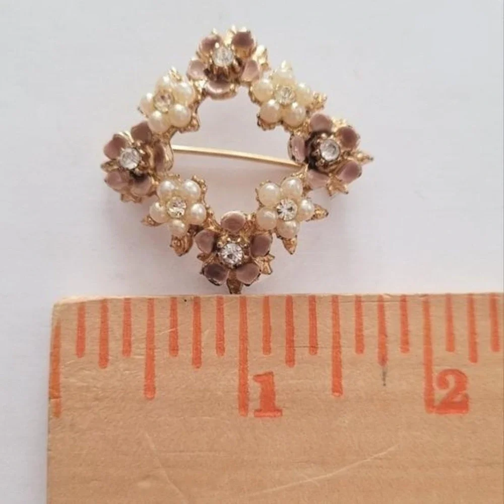 Vintage Gold Tone Floral Wreath Brooch Pink Enamel‎ Faux Pearl Rhinestone Pin